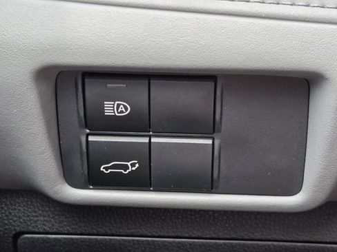 Used 2021 Toyota Highlander XLE AWD/4WD image 24