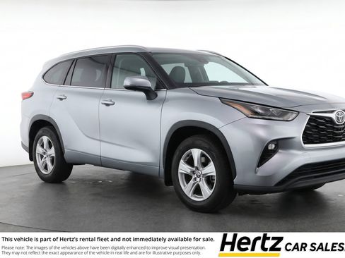 Used 2025 Toyota Highlander LE FWD image 1
