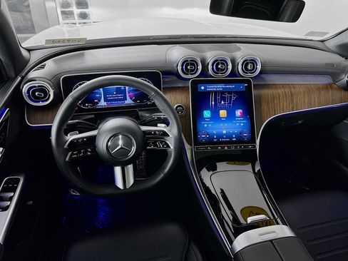 Used 2025 Mercedes-Benz GLC 300 4MATIC image 24