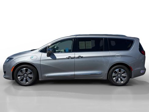 Used 2018 Chrysler Pacifica Limited w/ Advanced Safetytec Group FWD image 2