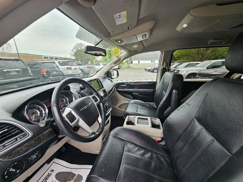 Used 2014 Chrysler Town & Country Touring FWD image 18