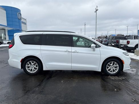 Used 2022 Chrysler Pacifica Touring-L w/ Uconnect Theater Family Group image 10