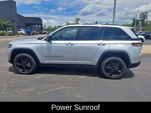 Certified 2024 Jeep Grand Cherokee Altitude AWD/4WD image 7