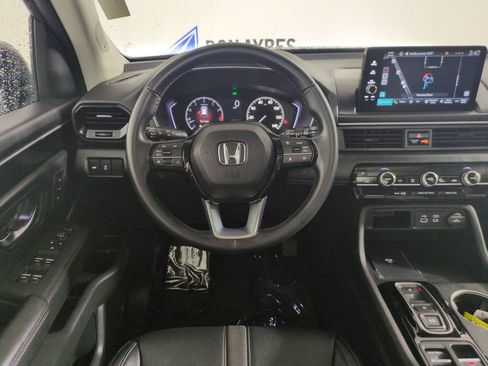 Certified 2025 Honda Pilot Touring image 17