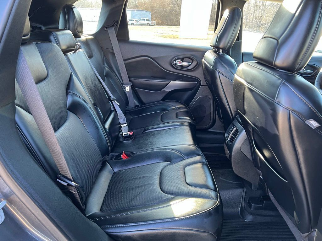 Used 2022 Jeep Cherokee Limited w/ Mopar Interior Package AWD/4WD image 17