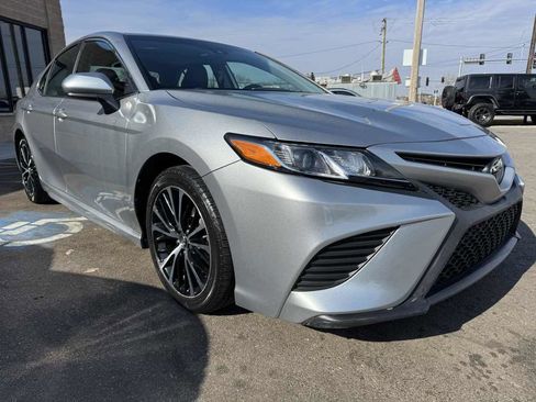 Used 2019 Toyota Camry SE image 3