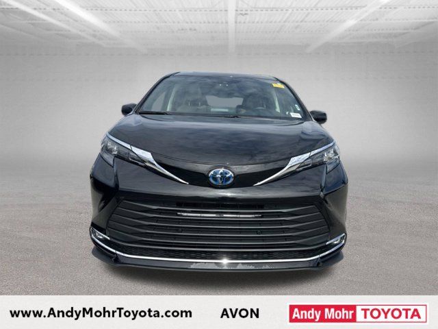 Used 2024 Toyota Sienna XLE AWD/4WD image 3