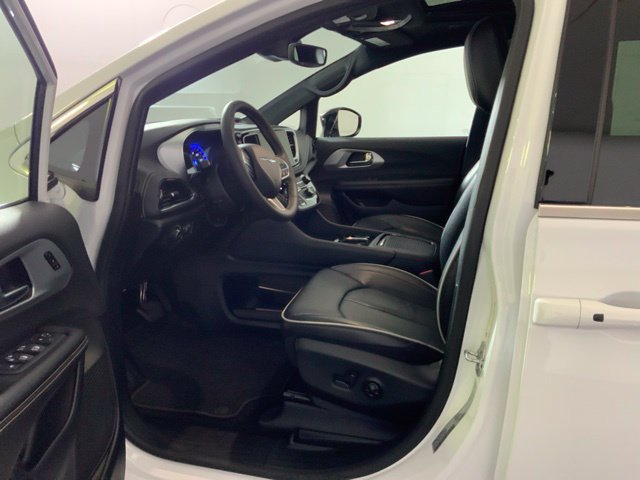 Used 2026 Chrysler Pacifica Limited FWD image 15