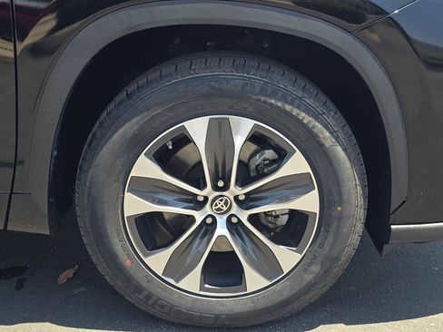 Used 2023 Toyota Highlander XLE FWD image 9