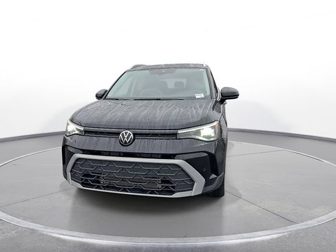 Used 2025 Volkswagen Taos SE FWD image 3