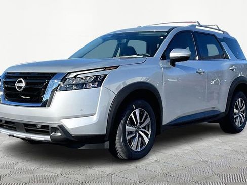 New 2025 Nissan Pathfinder SL image 2
