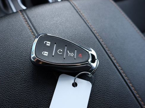 Used 2021 Chevrolet Traverse LT image 39