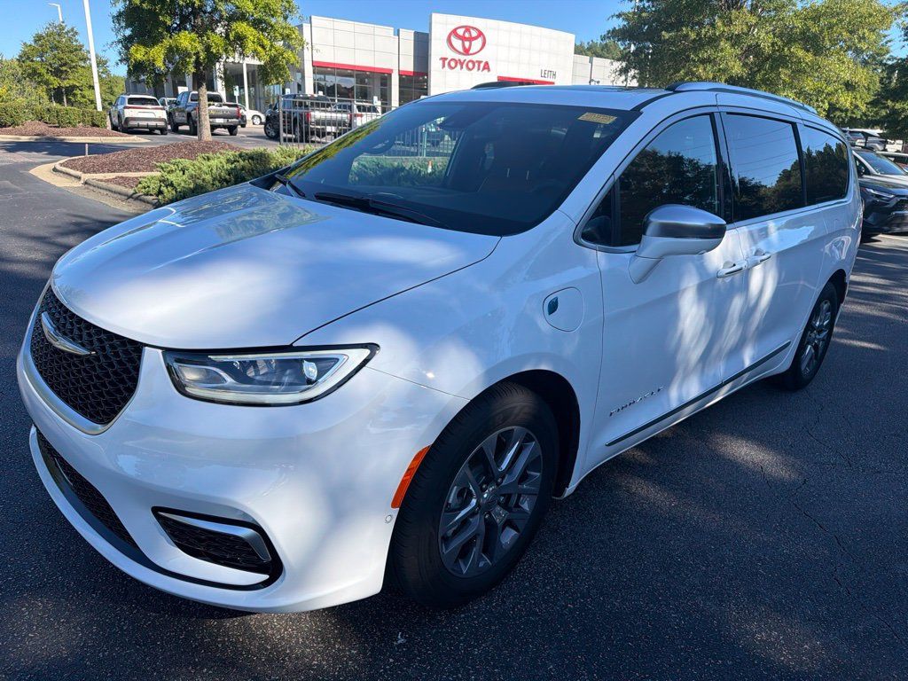 Used 2024 Chrysler Pacifica Pinnacle FWD image 1