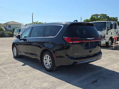Used 2023 Chrysler Pacifica Touring-L FWD image 5
