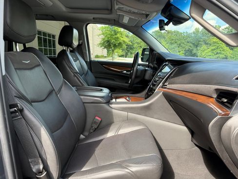 Used 2019 Cadillac Escalade Luxury AWD/4WD image 36