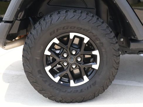 Used 2025 Jeep Wrangler Unlimited Rubicon 4xe w/ Convenience Group AWD/4WD image 10