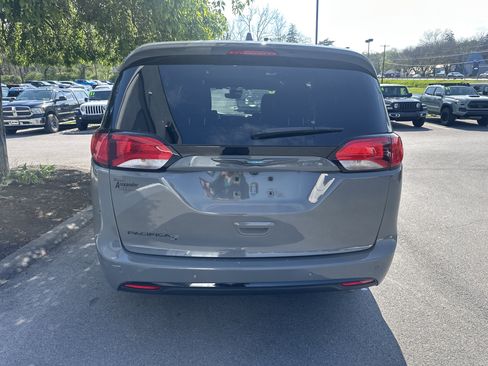 Used 2020 Chrysler Pacifica Limited w/ Advanced Safetytec Group FWD image 4