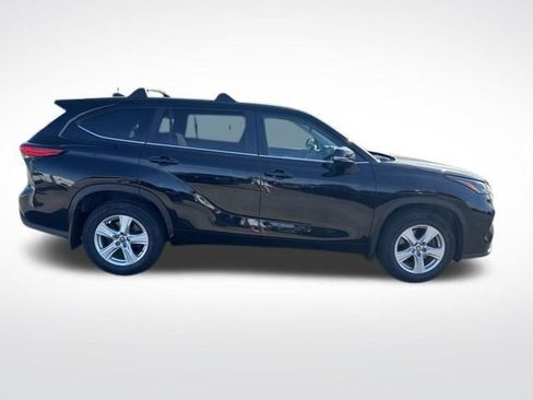 Used 2023 Toyota Highlander L FWD image 6