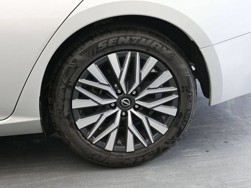 Used 2024 Nissan Altima 2.5 SV FWD image 13