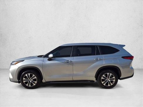 Used 2023 Toyota Highlander XLE FWD image 8