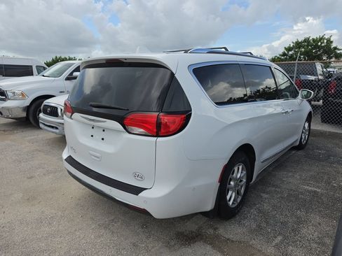 Used 2020 Chrysler Pacifica Touring-L w/ Advanced Safetytec Group FWD image 5