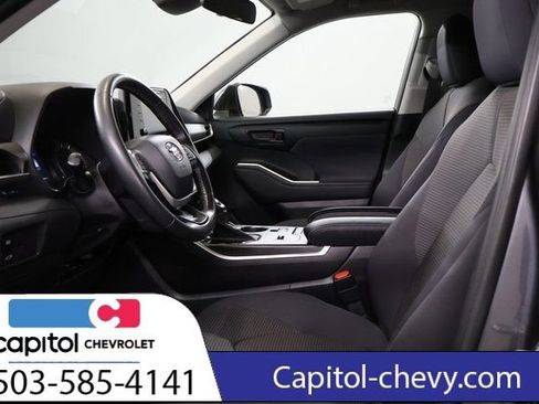 Used 2022 Toyota Highlander LE AWD/4WD image 13