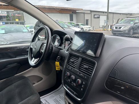 Used 2017 Dodge Grand Caravan SE w/ UConnect Hands-Free Group FWD image 8