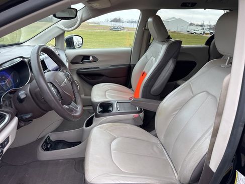 Used 2017 Chrysler Pacifica Touring-L Plus w/ Tire & Wheel Group image 20