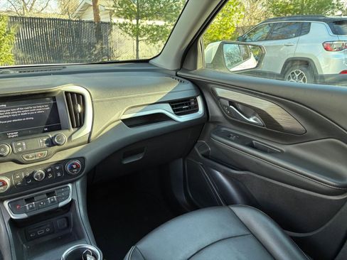 Used 2024 GMC Terrain SLT image 33