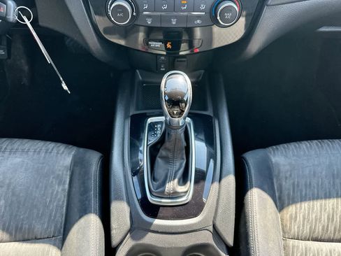 Used 2017 Nissan Rogue S image 32