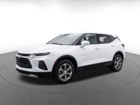 Used 2025 Chevrolet Blazer LT FWD image 3