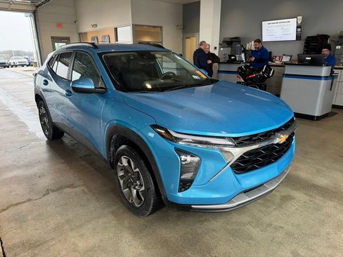 Used 2025 Chevrolet Trax LT image 2