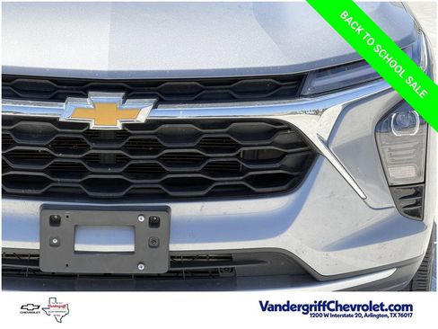 Used 2025 Chevrolet Trax LT w/ LT Convenience Package FWD image 8