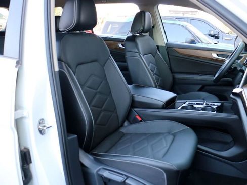 Used 2025 Volkswagen Atlas SE image 28