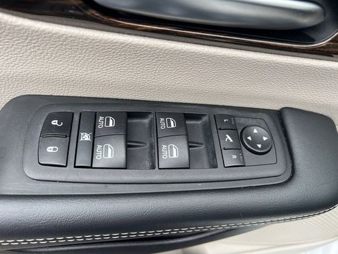 Used 2023 Chrysler Pacifica Limited image 13