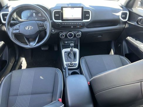 Used 2024 Hyundai Venue Limited FWD image 13
