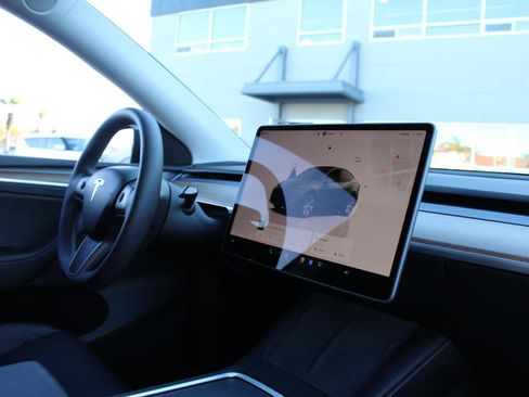 Used 2024 Tesla Model Y Long Range image 13