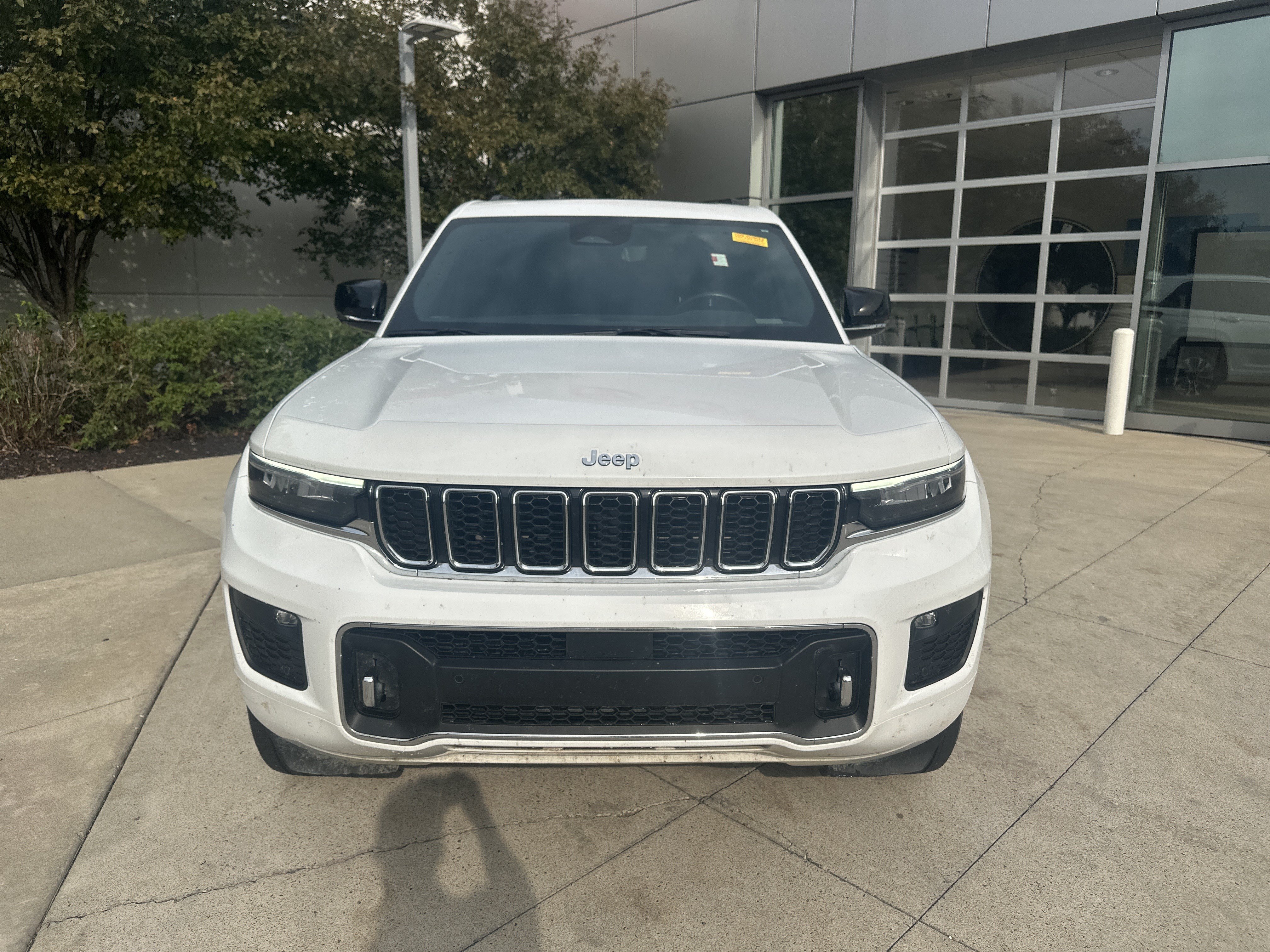 Used 2022 Jeep Grand Cherokee Overland w/ Luxury Tech Group IV AWD/4WD image 5