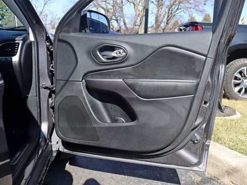 Used 2019 Jeep Cherokee Limited image 34