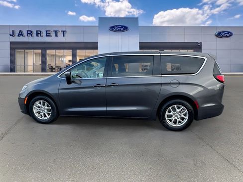 Used 2023 Chrysler Pacifica Touring-L FWD image 4