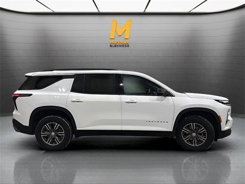 Used 2025 Chevrolet Traverse LT image 2