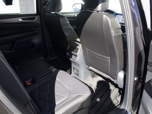 Used 2024 Volkswagen Atlas Cross Sport SE image 30