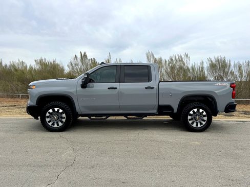 Used 2024 Chevrolet Silverado 2500 Custom w/ Custom Value Package image 10