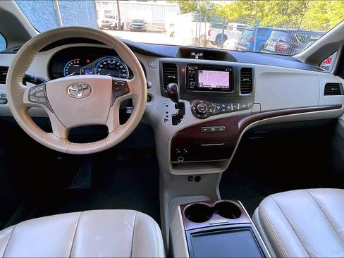 Used 2013 Toyota Sienna XLE FWD image 16