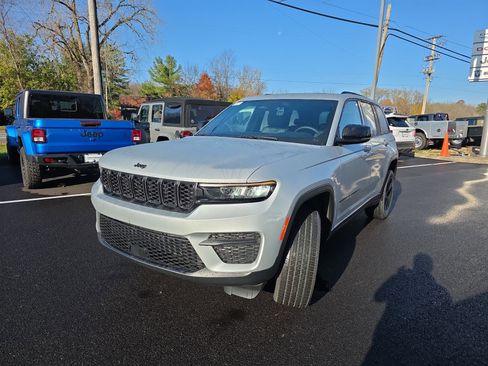 New 2025 Jeep Grand Cherokee Altitude image 17