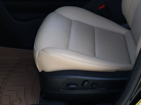 Certified 2024 Cadillac XT4 Luxury FWD image 18
