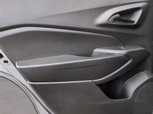 Used 2024 Chevrolet Trax RS w/ Sunroof Package image 36