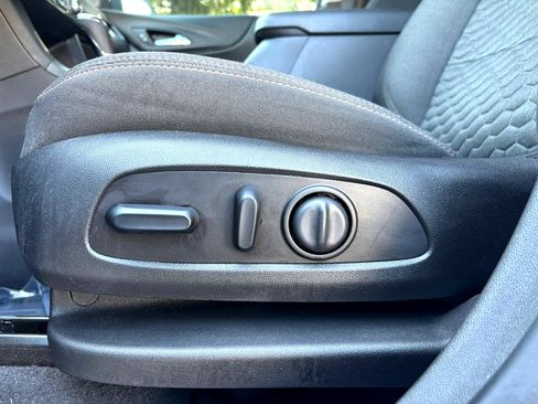 Used 2020 Chevrolet Equinox LT image 32