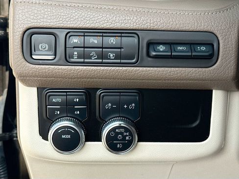 Used 2023 GMC Yukon XL Denali AWD/4WD image 13
