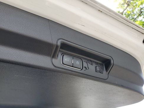 Used 2021 Ford Explorer XLT w/ Equipment Group 202A RWD image 9